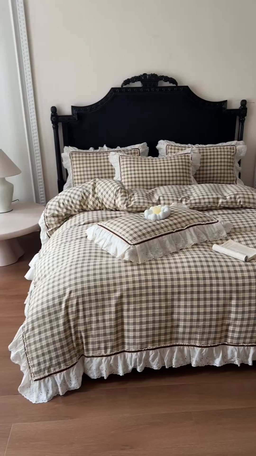 91家纺网 家纺一手货源 找家纺 你好美丽 2026新款韩版刺绣水洗沐格简麻花边系列四件套 沐格咖小格