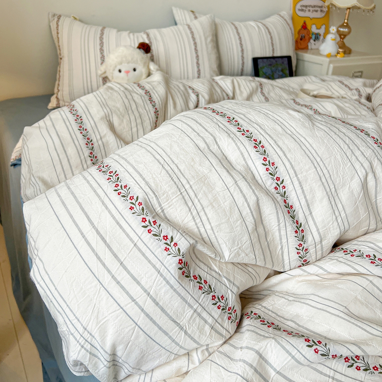 91家纺网 家纺一手货源 找家纺 爱丽丝 2026新款全棉剪花色织提花四件套 花颜-蓝