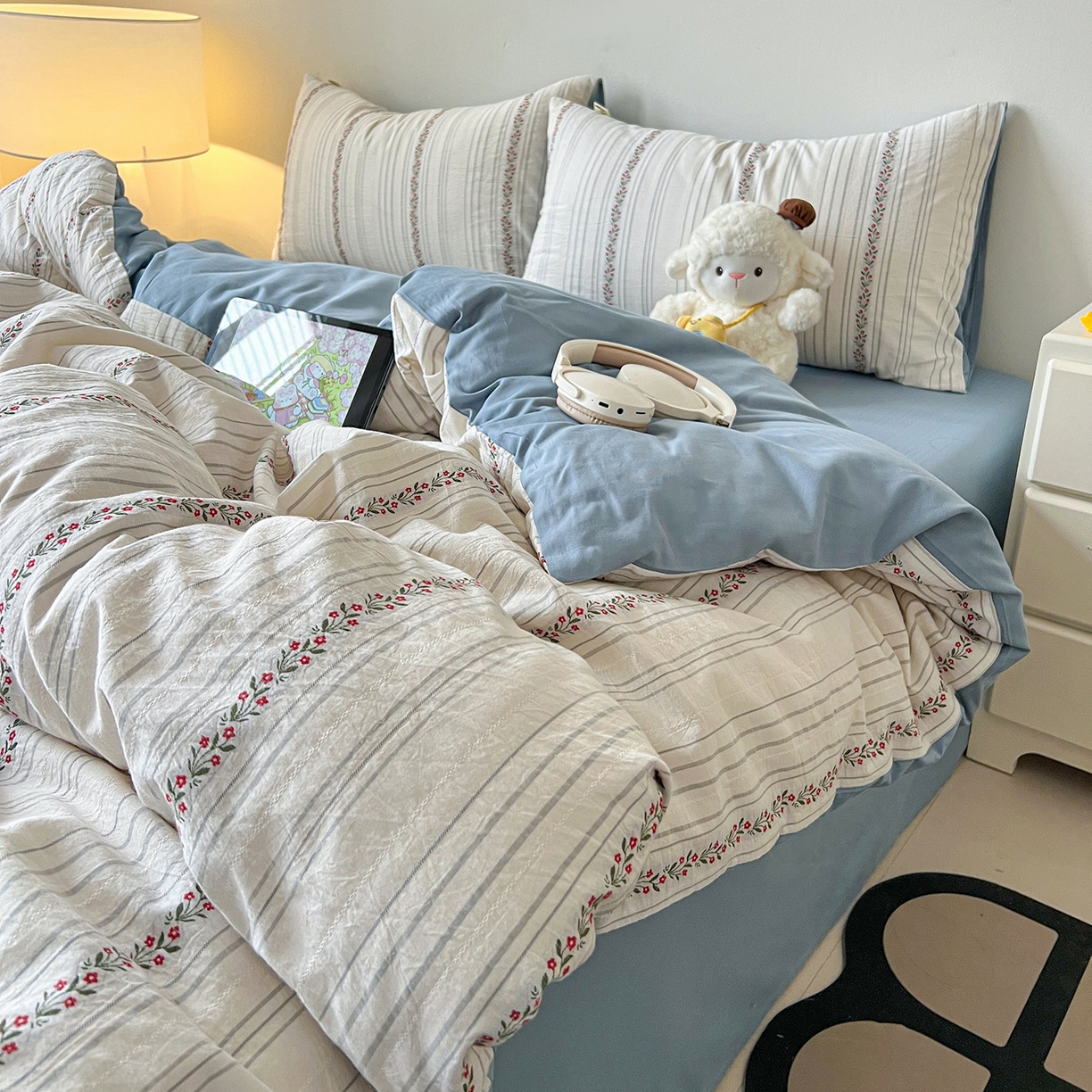 91家纺网 家纺一手货源 找家纺 爱丽丝 2026新款全棉剪花色织提花四件套 花颜-蓝