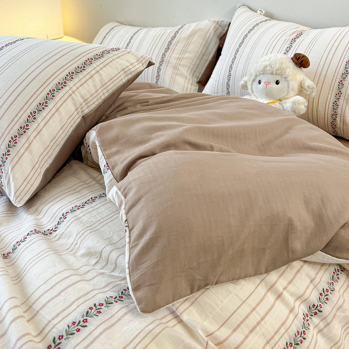 91家纺网 家纺一手货源 找家纺 爱丽丝 2026新款全棉剪花色织提花四件套 花颜-咖