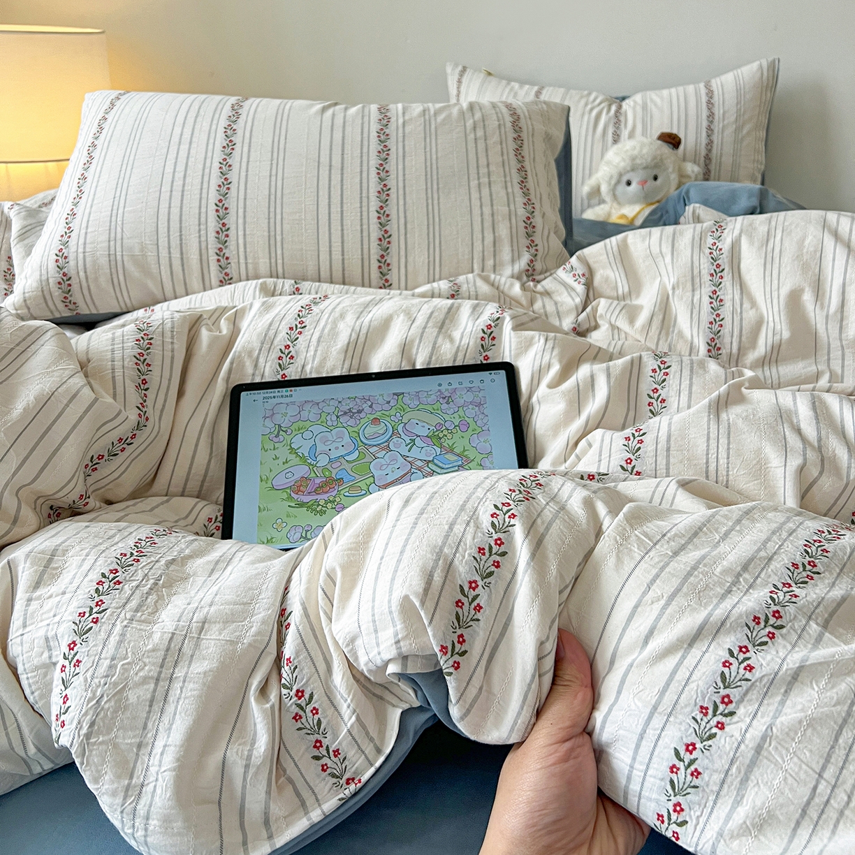 91家纺网 家纺一手货源 找家纺 爱丽丝 2026新款全棉剪花色织提花四件套 花颜-蓝