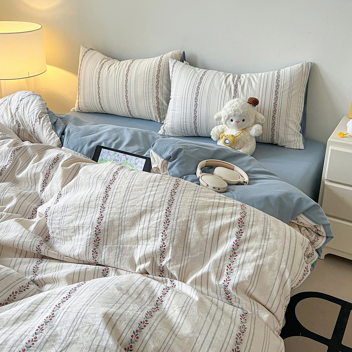 91家纺网 家纺一手货源 找家纺 爱丽丝 2026新款全棉剪花色织提花四件套 花颜-蓝