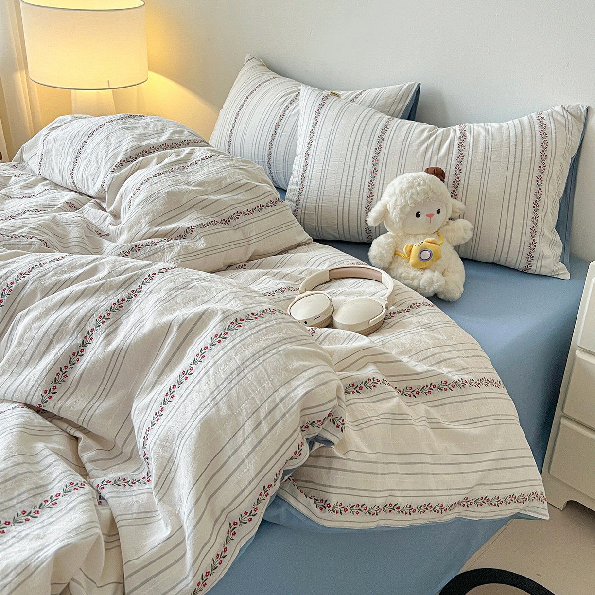 91家纺网 家纺一手货源 找家纺 爱丽丝 2026新款全棉剪花色织提花四件套 花颜-蓝