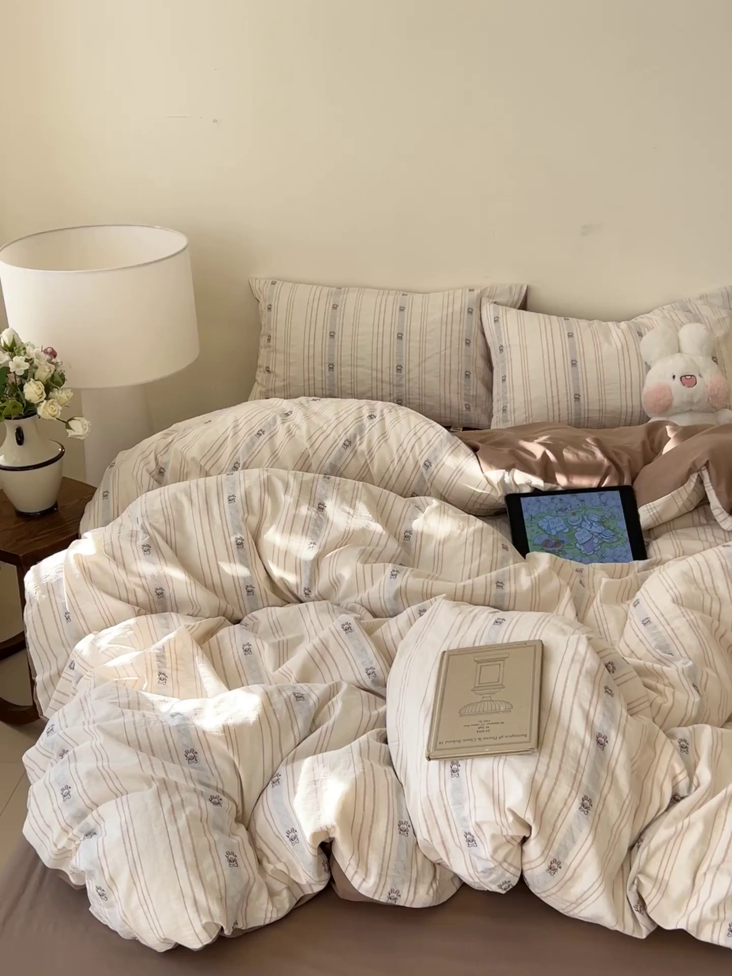 91家纺网 家纺一手货源 找家纺 爱丽丝 2026新款全棉剪花色织提花四件套 可爱兔-咖