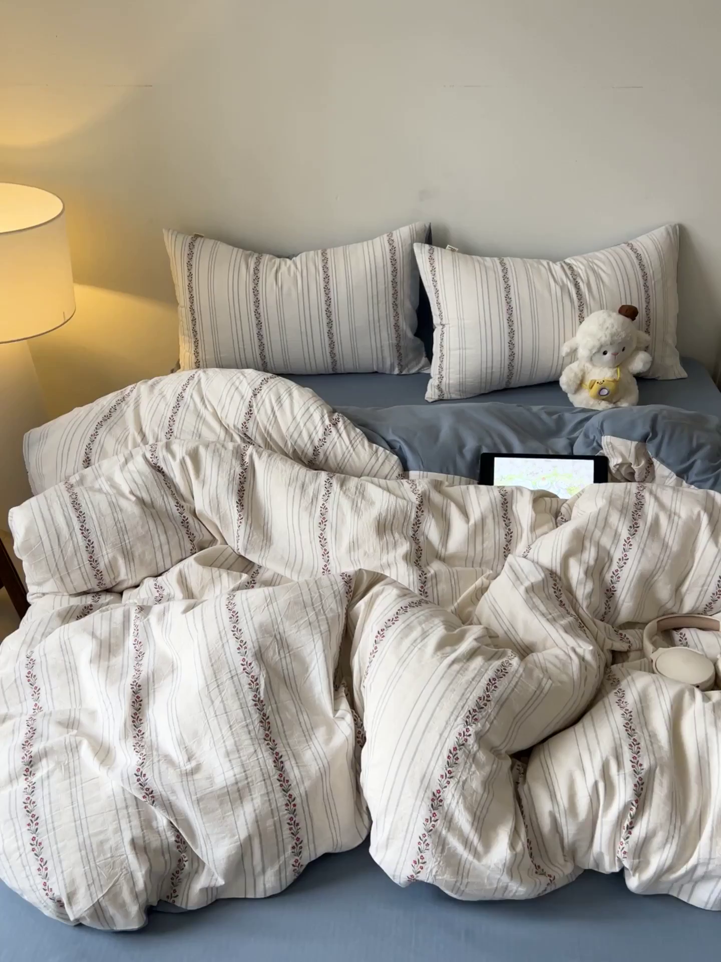 91家纺网 家纺一手货源 找家纺 爱丽丝 2026新款全棉剪花色织提花四件套 花颜-蓝