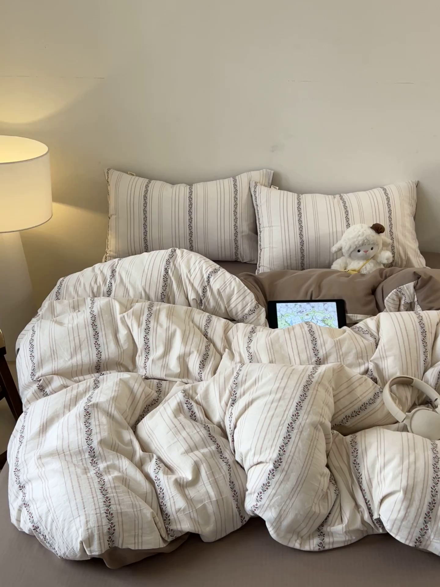 91家纺网 家纺一手货源 找家纺 爱丽丝 2026新款全棉剪花色织提花四件套 花颜-咖