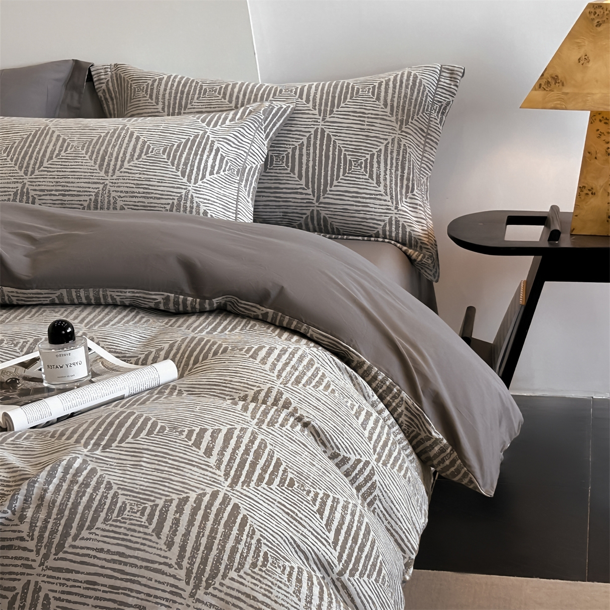 91家纺网 家纺一手货源 找家纺 爱丽丝 2026新款全棉色织提花四件套 几何菱形-灰色