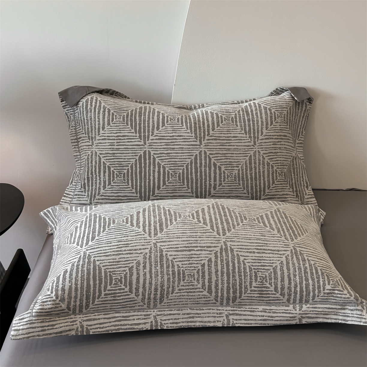 91家纺网 家纺一手货源 找家纺 爱丽丝 2026新款全棉色织提花四件套 几何菱形-灰色