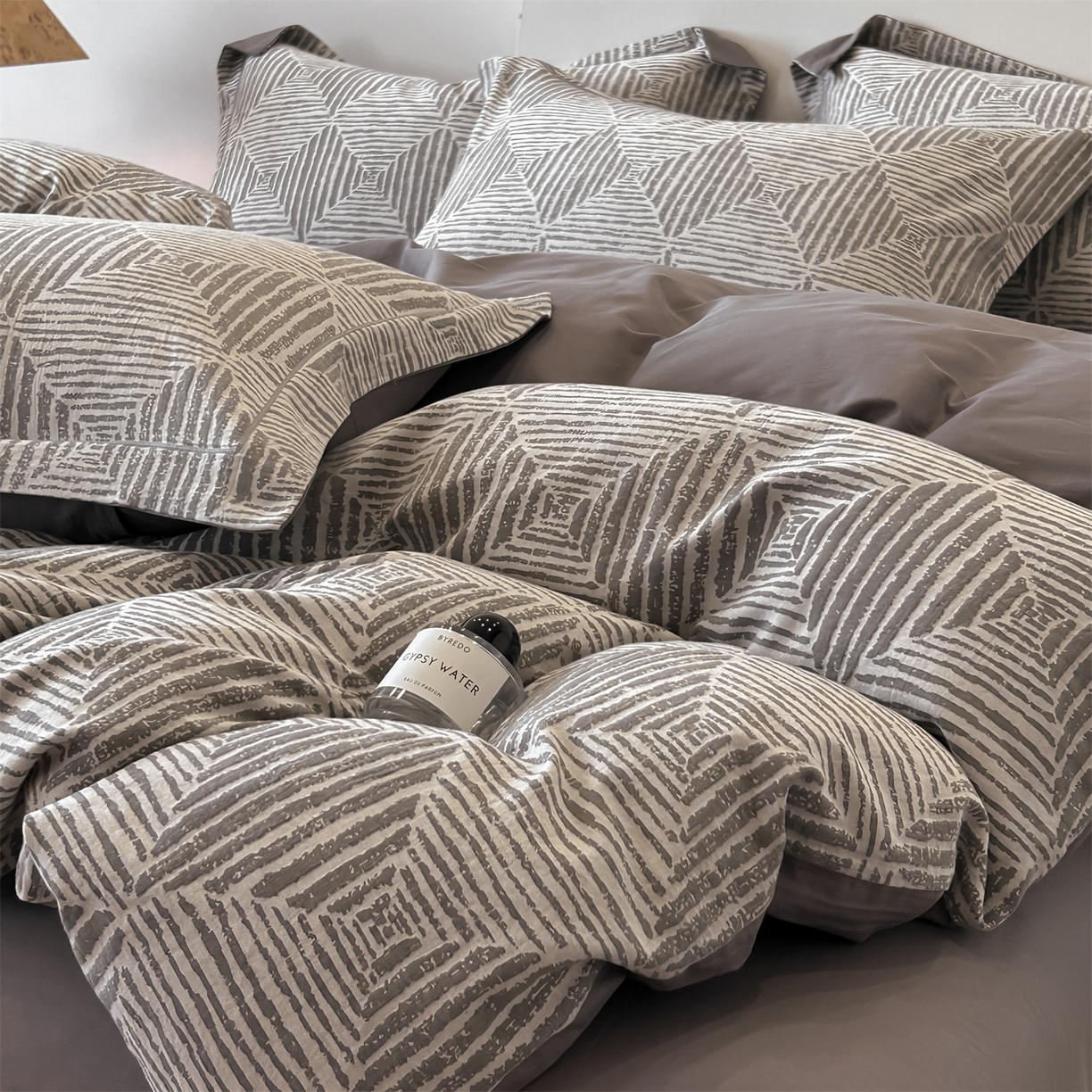 91家纺网 家纺一手货源 找家纺 爱丽丝 2026新款全棉色织提花四件套 几何菱形-灰色