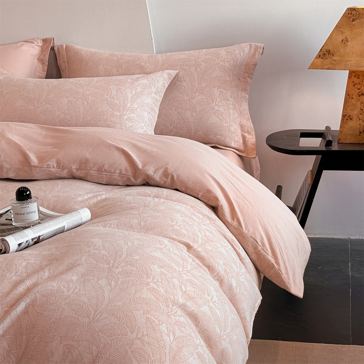 91家纺网 家纺一手货源 找家纺 爱丽丝 2026新款全棉色织提花四件套 琼枝玉叶-粉玉