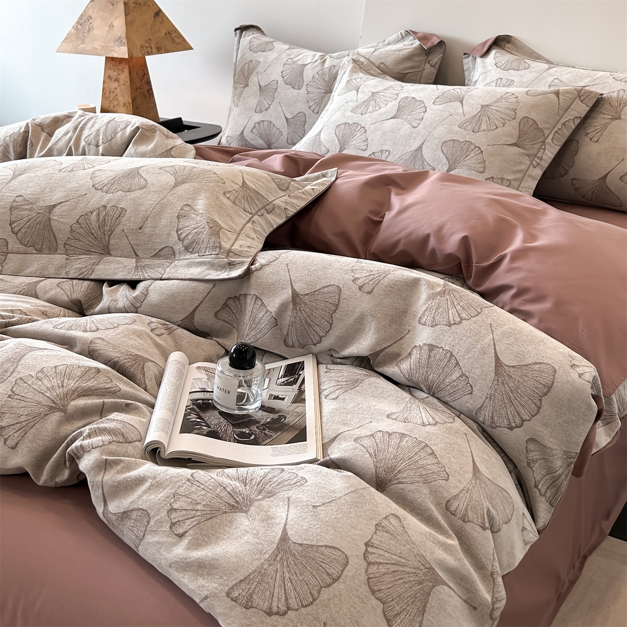 91家纺网 家纺一手货源 找家纺 爱丽丝 2026新款全棉色织提花四件套 银杏叶-豆沙