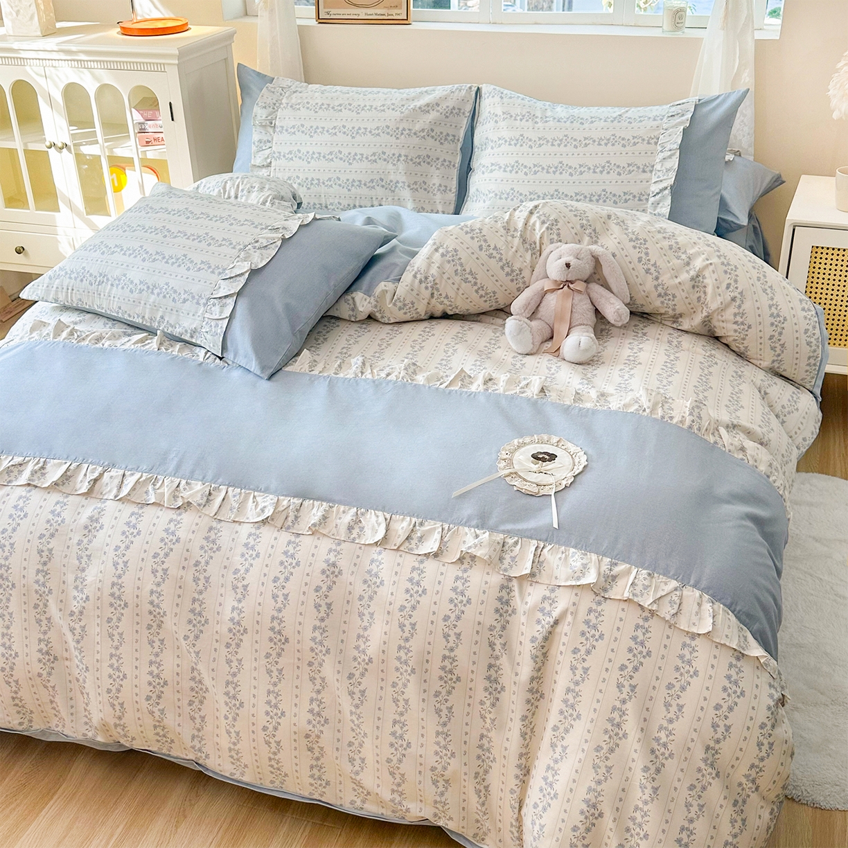 91家纺网 家纺一手货源 找家纺 玉元坊 2026新款全棉纯棉小碎花刺绣花边款四件套田园公主风系列 爱相随兰