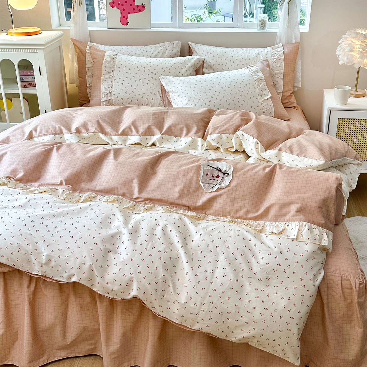 91家纺网 家纺一手货源 找家纺 玉元坊 2026新款全棉纯棉小碎花刺绣花边款四件套田园公主风系列 桃之夭夭