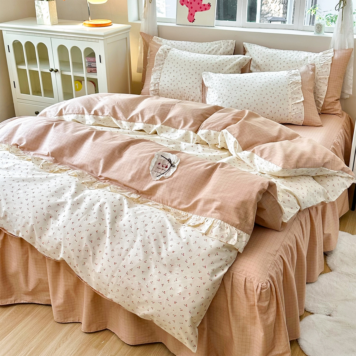 91家纺网 家纺一手货源 找家纺 玉元坊 2026新款全棉纯棉小碎花刺绣花边款四件套田园公主风系列 桃之夭夭