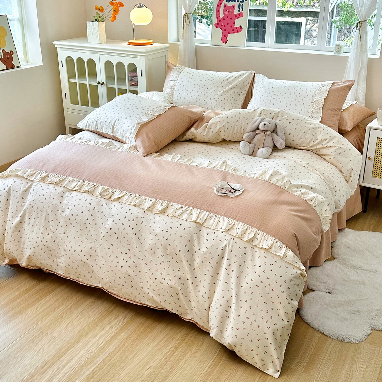 91家纺网 家纺一手货源 找家纺 玉元坊 2026新款全棉纯棉小碎花刺绣花边款四件套田园公主风系列 桃之夭夭