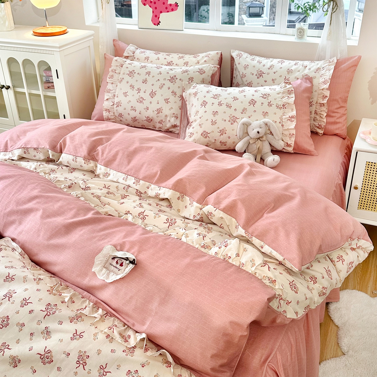 91家纺网 家纺一手货源 找家纺 玉元坊 2026新款全棉纯棉小碎花刺绣花边款四件套田园公主风系列 花漾结缘