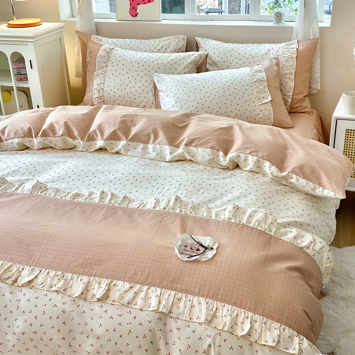 91家纺网 家纺一手货源 找家纺 玉元坊 2026新款全棉纯棉小碎花刺绣花边款四件套田园公主风系列 桃之夭夭