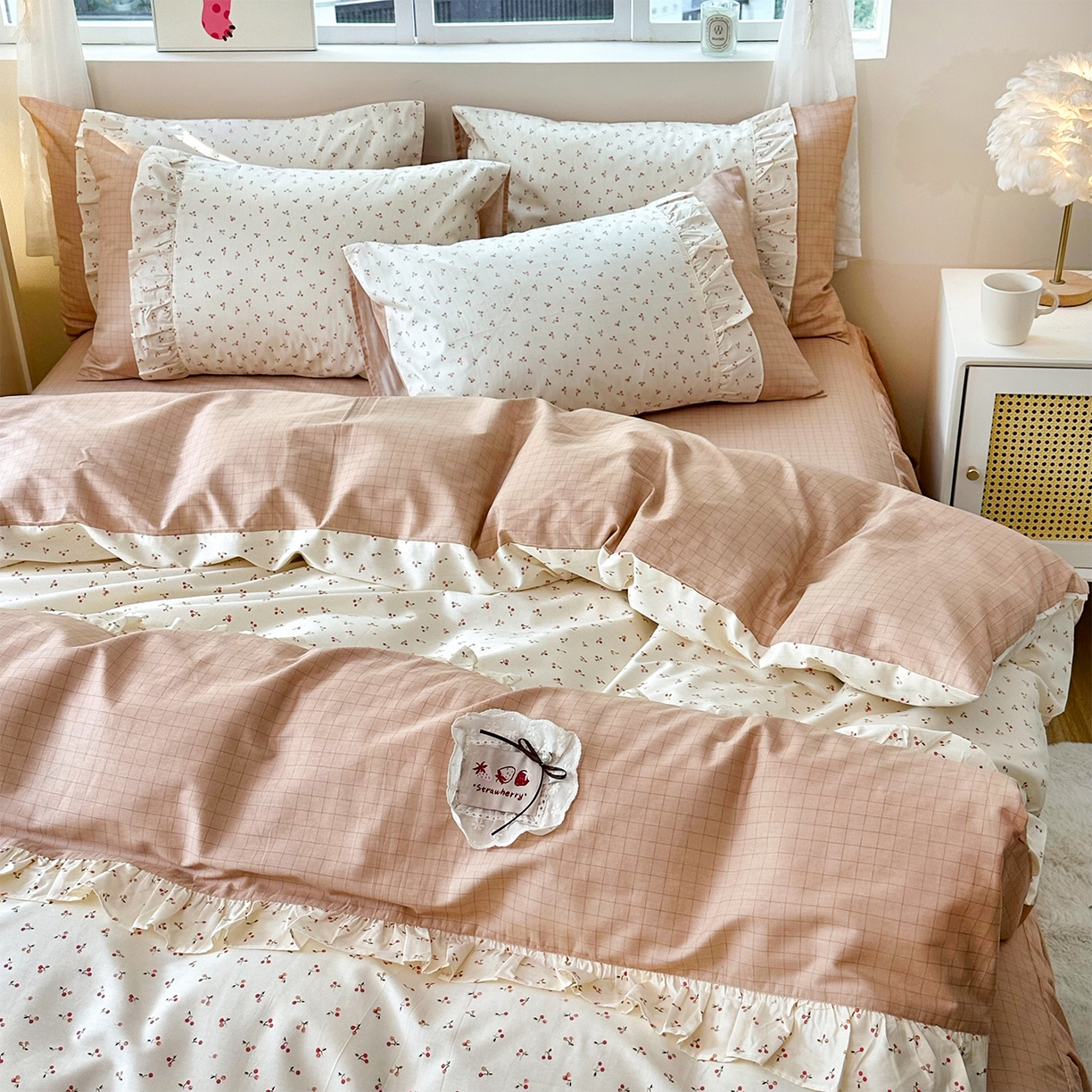 91家纺网 家纺一手货源 找家纺 玉元坊 2026新款全棉纯棉小碎花刺绣花边款四件套田园公主风系列 桃之夭夭