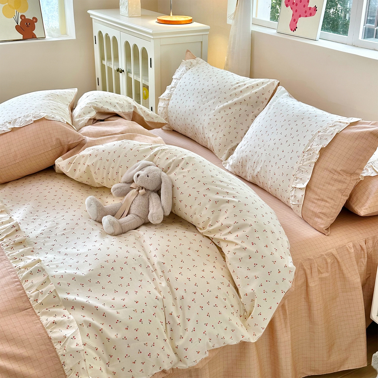 91家纺网 家纺一手货源 找家纺 玉元坊 2026新款全棉纯棉小碎花刺绣花边款四件套田园公主风系列 桃之夭夭