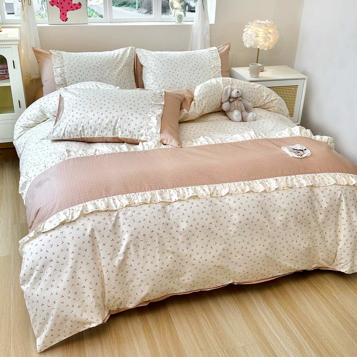 91家纺网 家纺一手货源 找家纺 玉元坊 2026新款全棉纯棉小碎花刺绣花边款四件套田园公主风系列 桃之夭夭