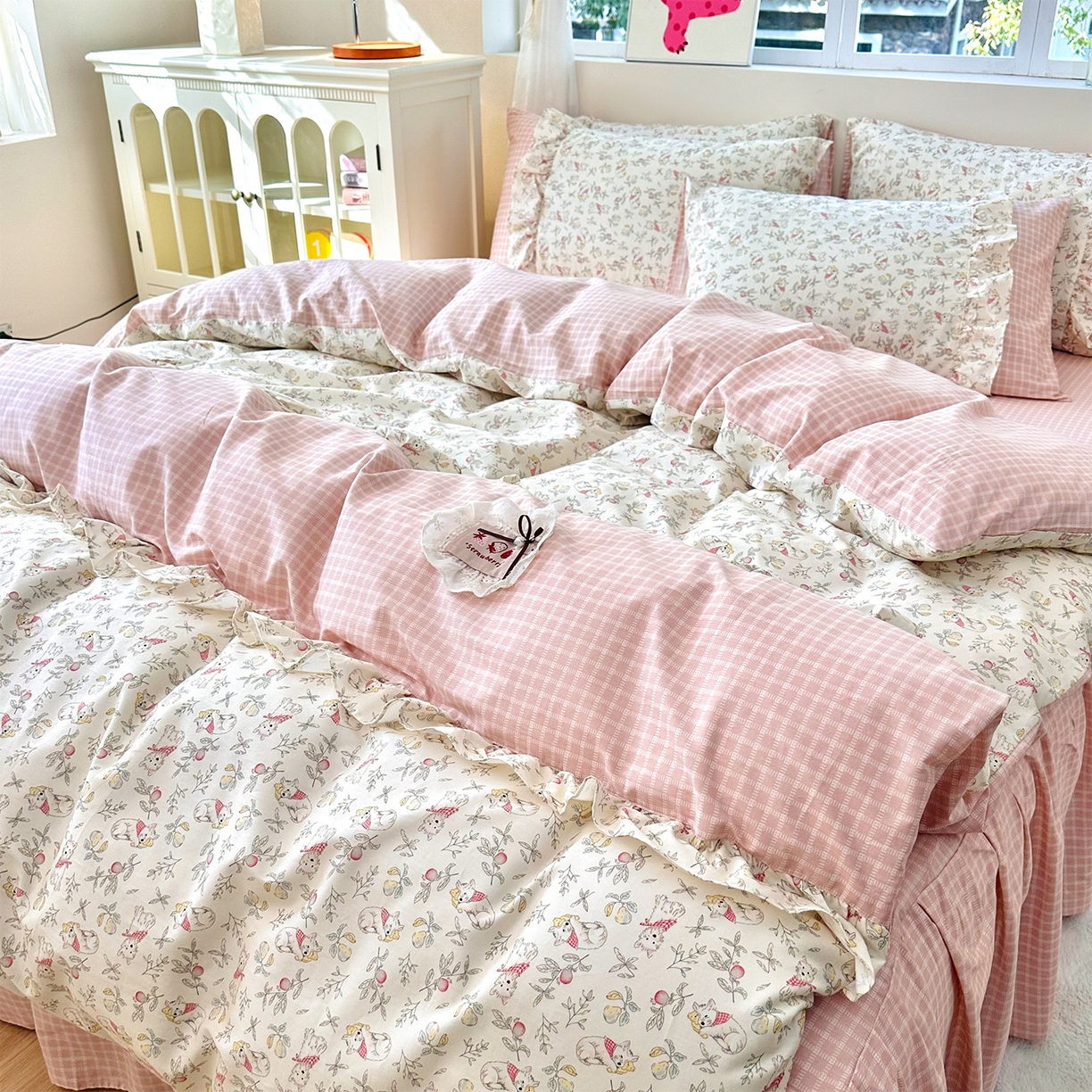 91家纺网 家纺一手货源 找家纺 玉元坊 2026新款全棉纯棉小碎花刺绣花边款四件套田园公主风系列 小狗乐园