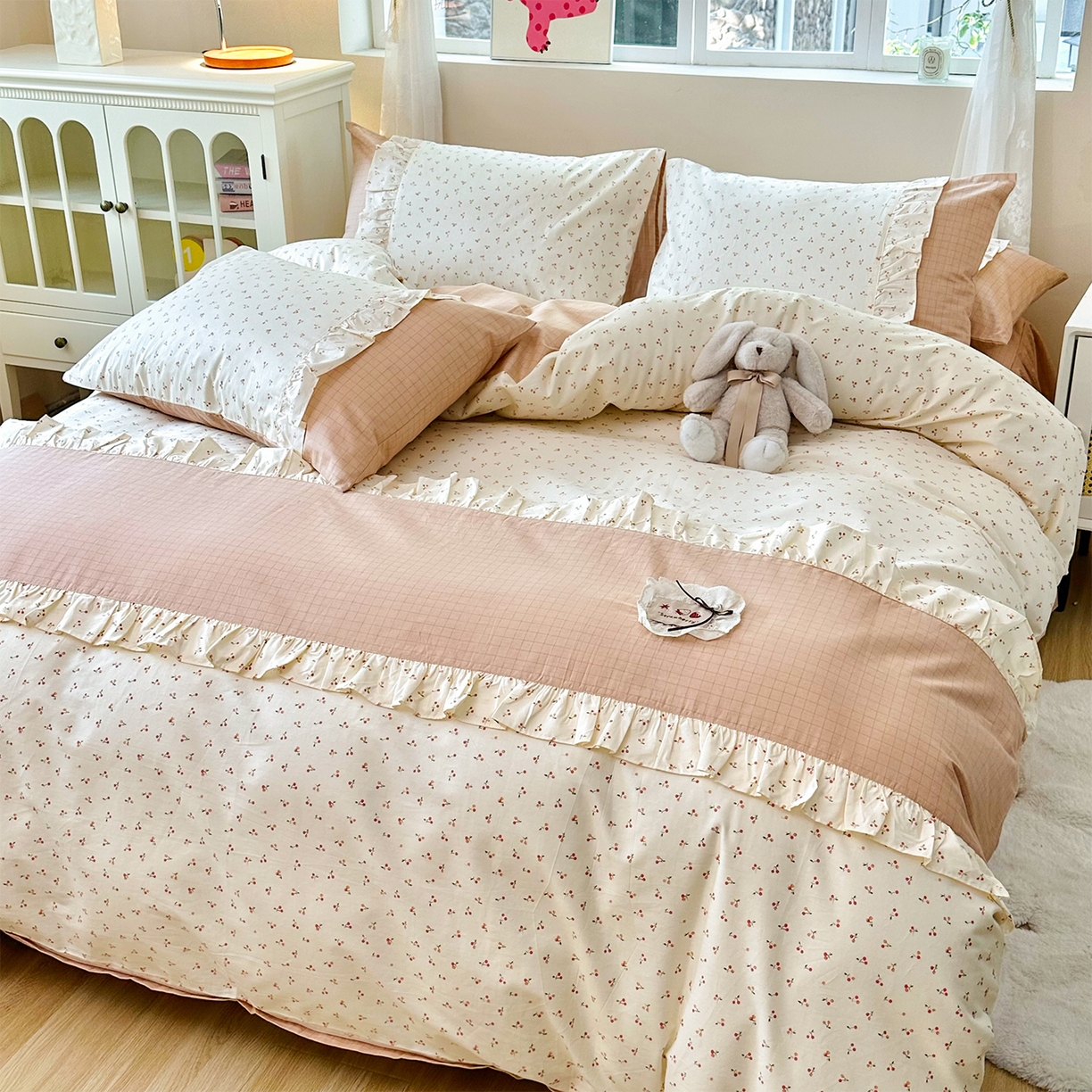 91家纺网 家纺一手货源 找家纺 玉元坊 2026新款全棉纯棉小碎花刺绣花边款四件套田园公主风系列 桃之夭夭