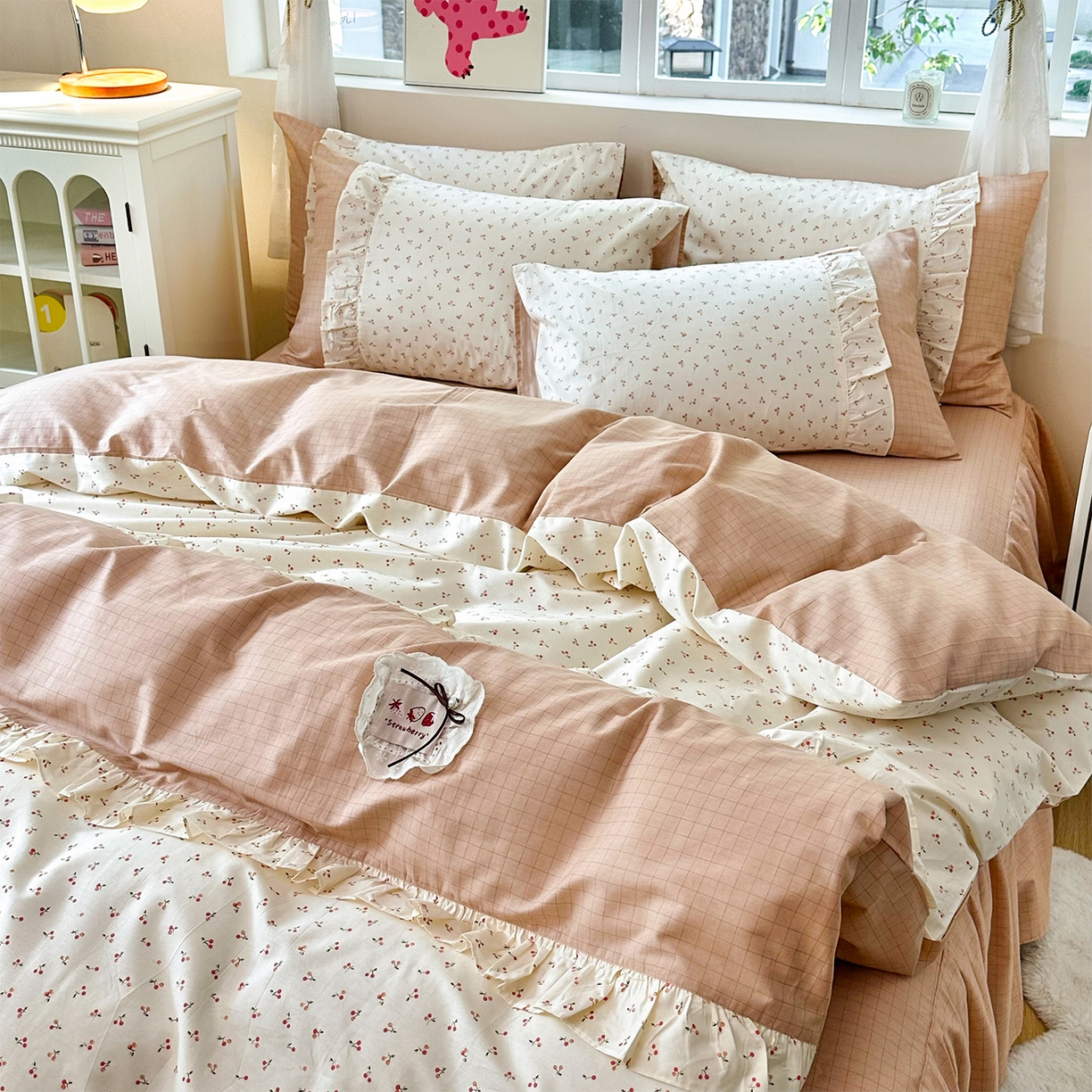 91家纺网 家纺一手货源 找家纺 玉元坊 2026新款全棉纯棉小碎花刺绣花边款四件套田园公主风系列 桃之夭夭