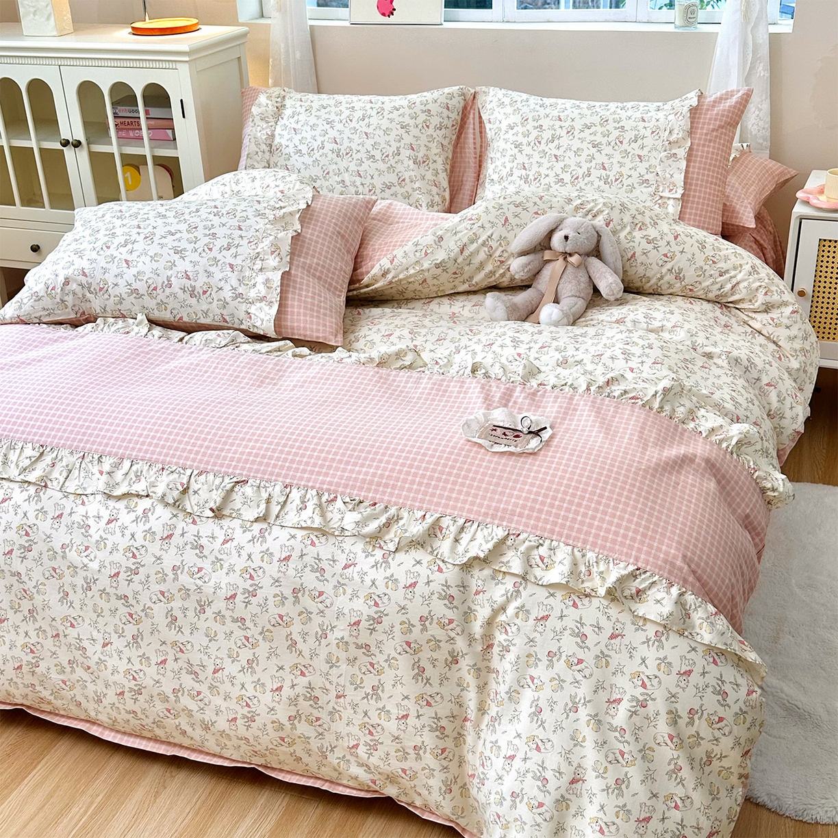 91家纺网 家纺一手货源 找家纺 玉元坊 2026新款全棉纯棉小碎花刺绣花边款四件套田园公主风系列 小狗乐园