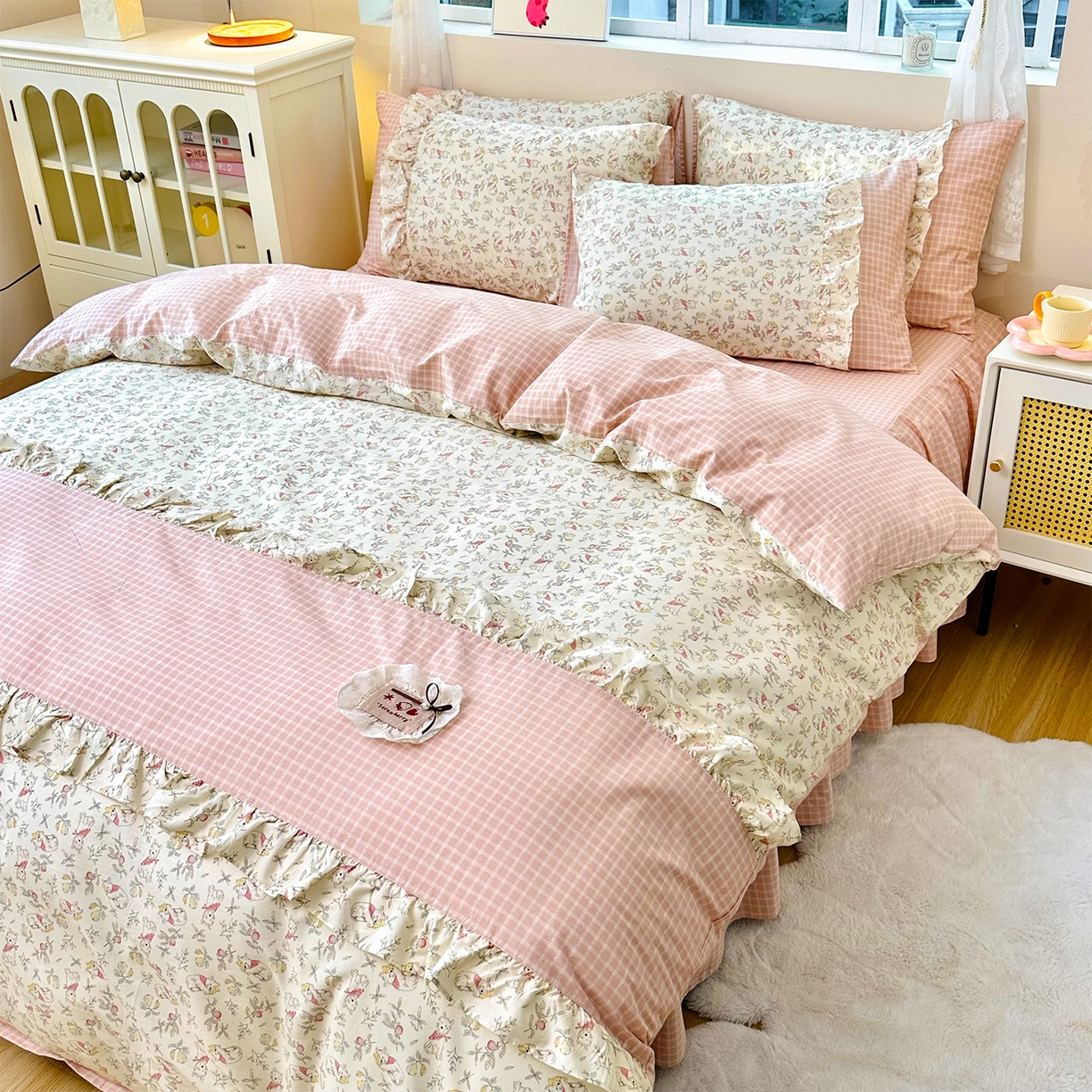 91家纺网 家纺一手货源 找家纺 玉元坊 2026新款全棉纯棉小碎花刺绣花边款四件套田园公主风系列 小狗乐园