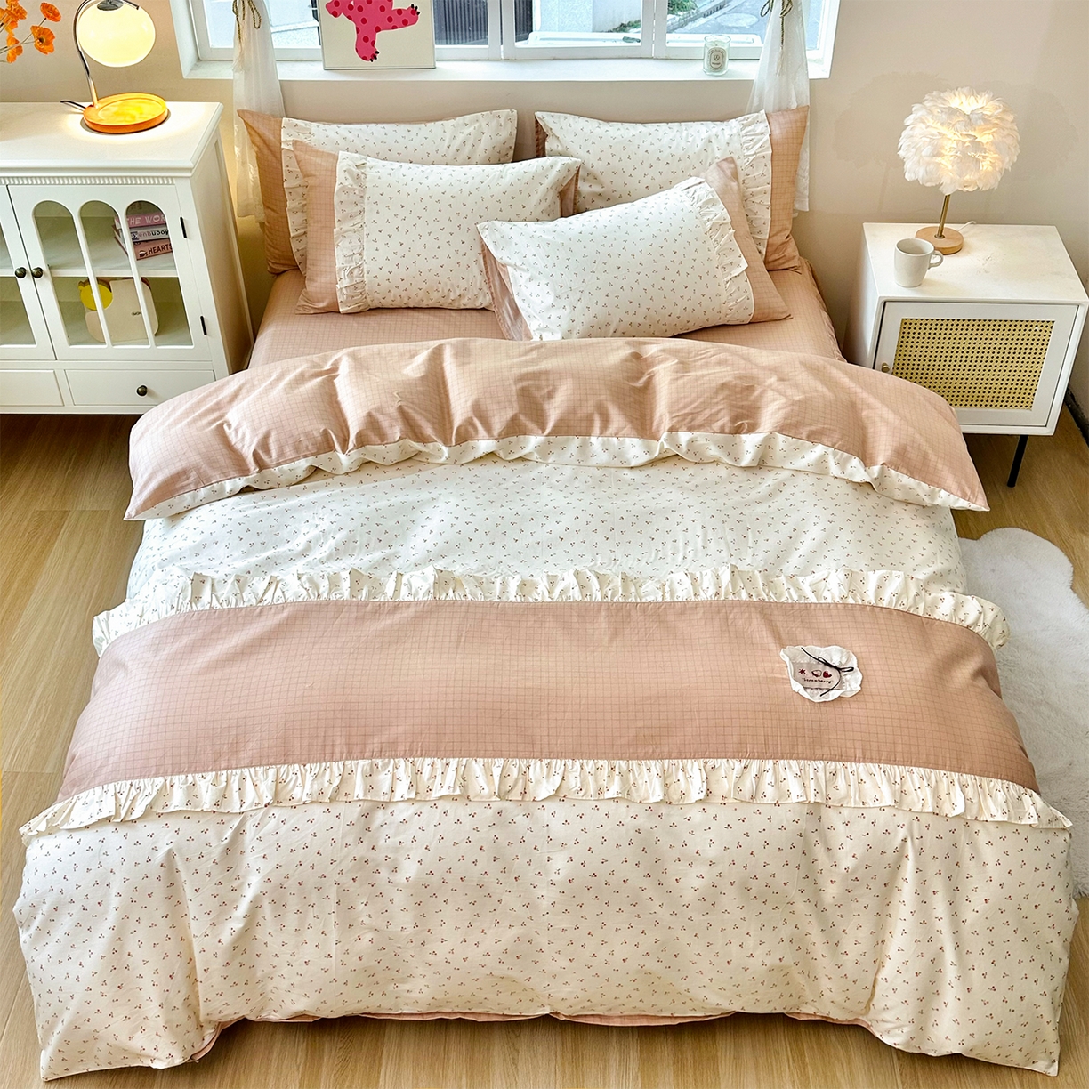 91家纺网 家纺一手货源 找家纺 玉元坊 2026新款全棉纯棉小碎花刺绣花边款四件套田园公主风系列 桃之夭夭