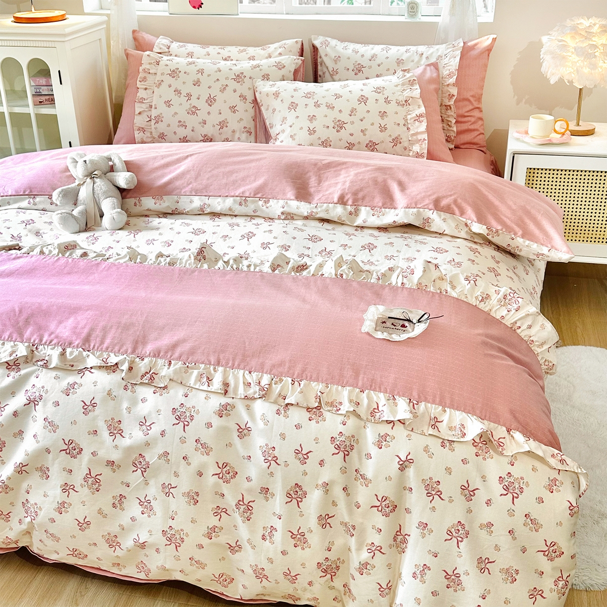 91家纺网 家纺一手货源 找家纺 玉元坊 2026新款全棉纯棉小碎花刺绣花边款四件套田园公主风系列 花漾结缘