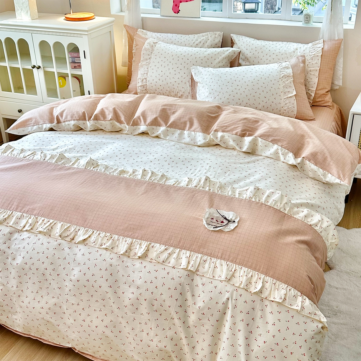 91家纺网 家纺一手货源 找家纺 玉元坊 2026新款全棉纯棉小碎花刺绣花边款四件套田园公主风系列 桃之夭夭