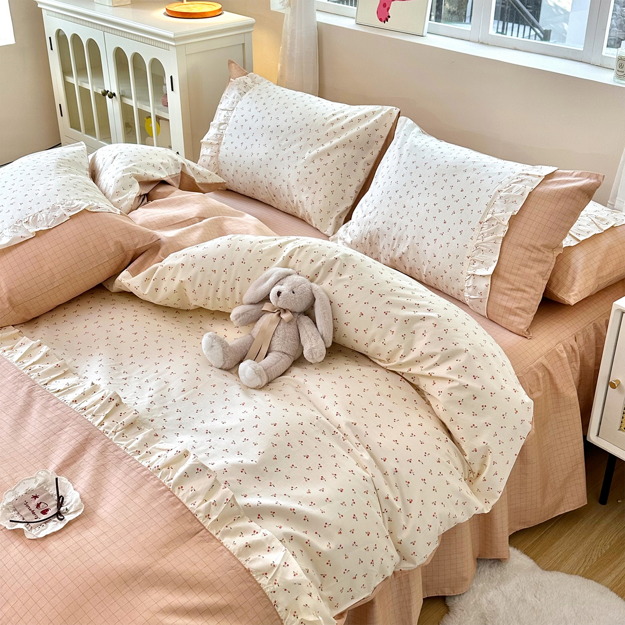 91家纺网 家纺一手货源 找家纺 玉元坊 2026新款全棉纯棉小碎花刺绣花边款四件套田园公主风系列 桃之夭夭