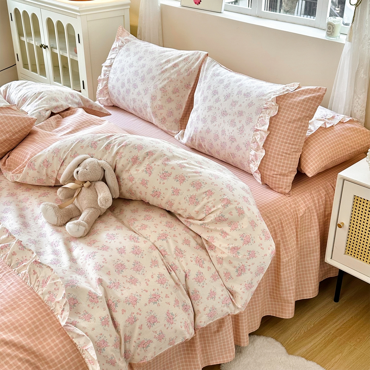 91家纺网 家纺一手货源 找家纺 玉元坊 2026新款全棉纯棉小碎花刺绣花边款四件套田园公主风系列 柔情花梦粉