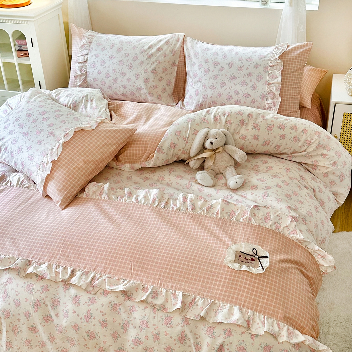 91家纺网 家纺一手货源 找家纺 玉元坊 2026新款全棉纯棉小碎花刺绣花边款四件套田园公主风系列 柔情花梦粉