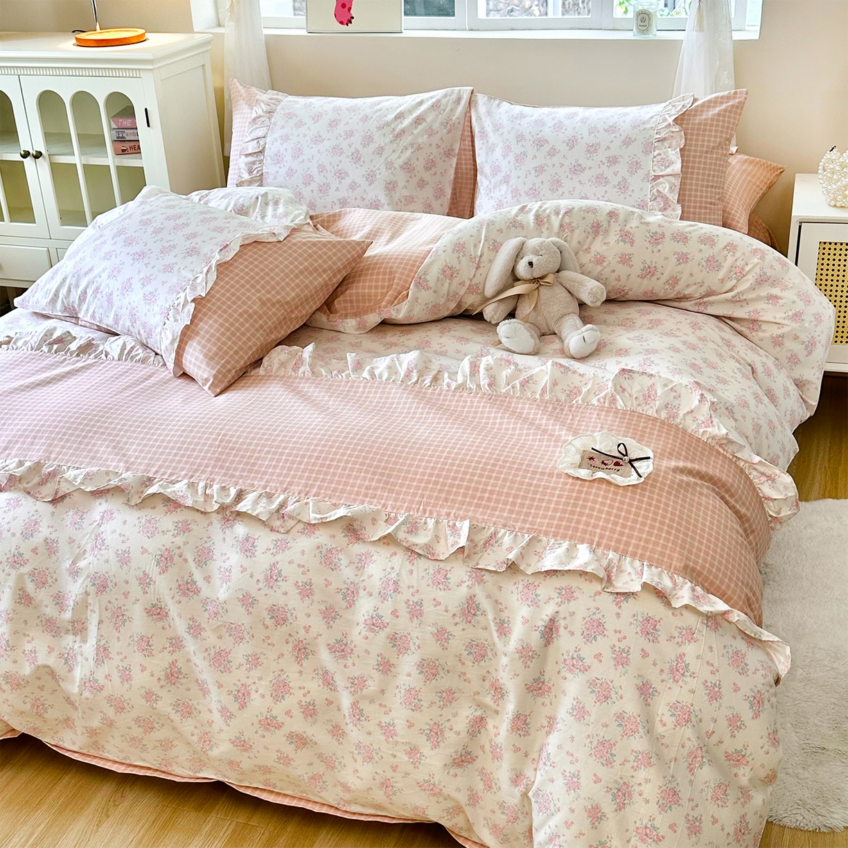 91家纺网 家纺一手货源 找家纺 玉元坊 2026新款全棉纯棉小碎花刺绣花边款四件套田园公主风系列 柔情花梦粉