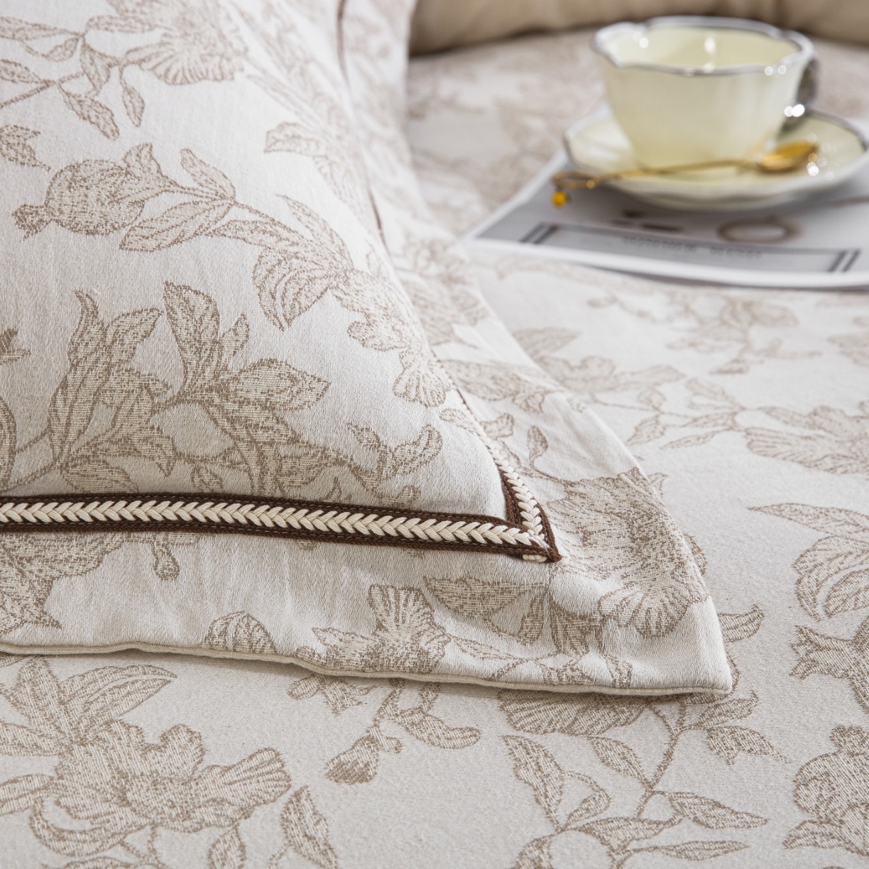 91家纺网 家纺一手货源 找家纺 （总）仰望棉麻双层纱供应链 2026新款棉麻色织大提花织带款四件套-朱榴