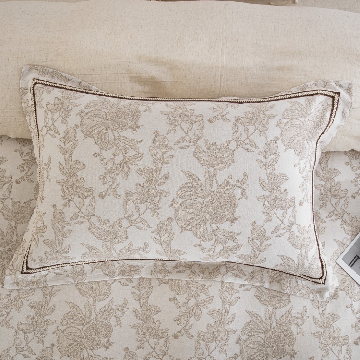 91家纺网 家纺一手货源 找家纺 （总）仰望棉麻双层纱供应链 2026新款棉麻色织大提花织带款四件套-朱榴