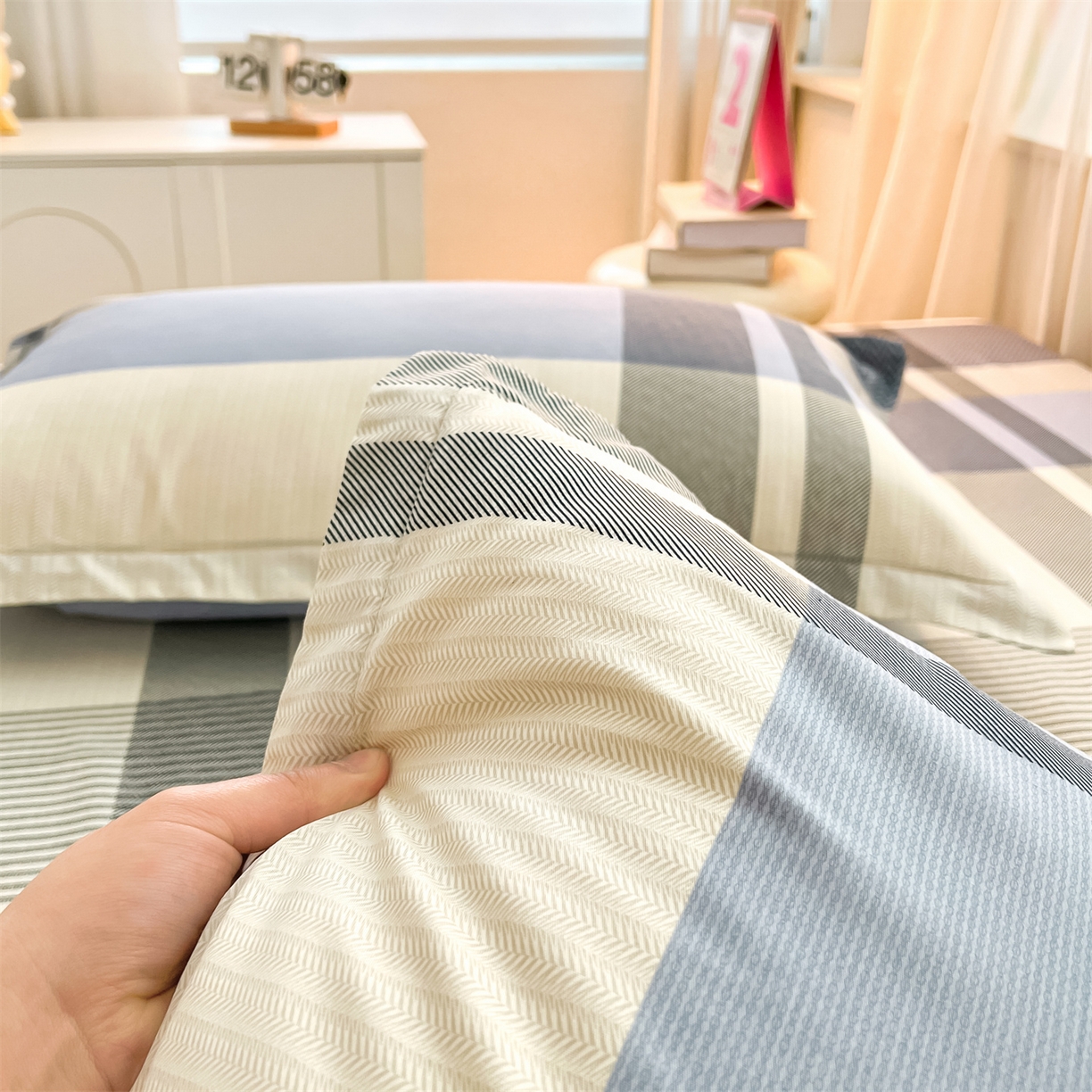 91家纺网 家纺一手货源 找家纺 珂博家纺 2026新款小碎花纯棉12868四件套全棉学生三件套场景二 格调都市