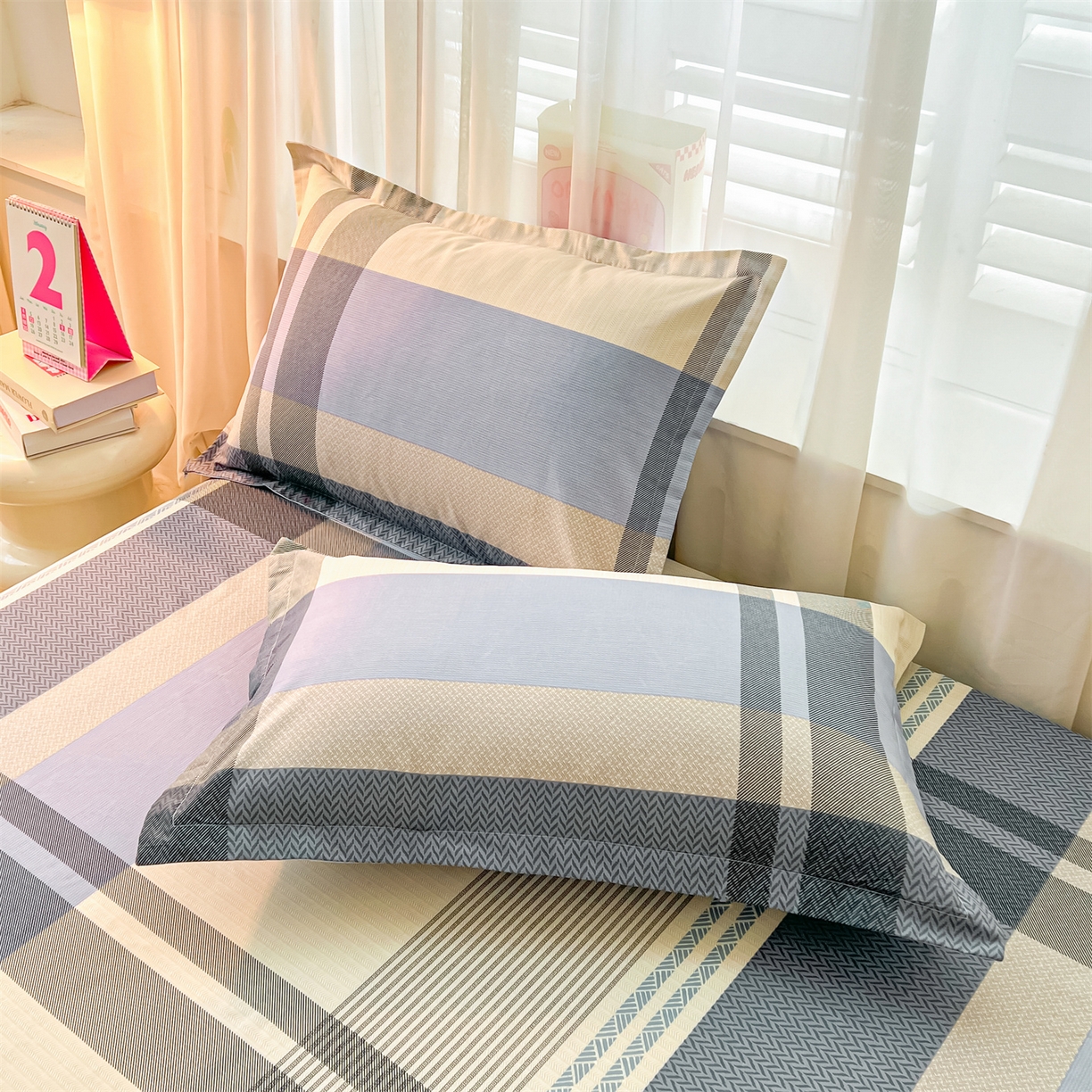 91家纺网 家纺一手货源 找家纺 珂博家纺 2026新款小碎花纯棉12868四件套全棉学生三件套场景二 格调都市