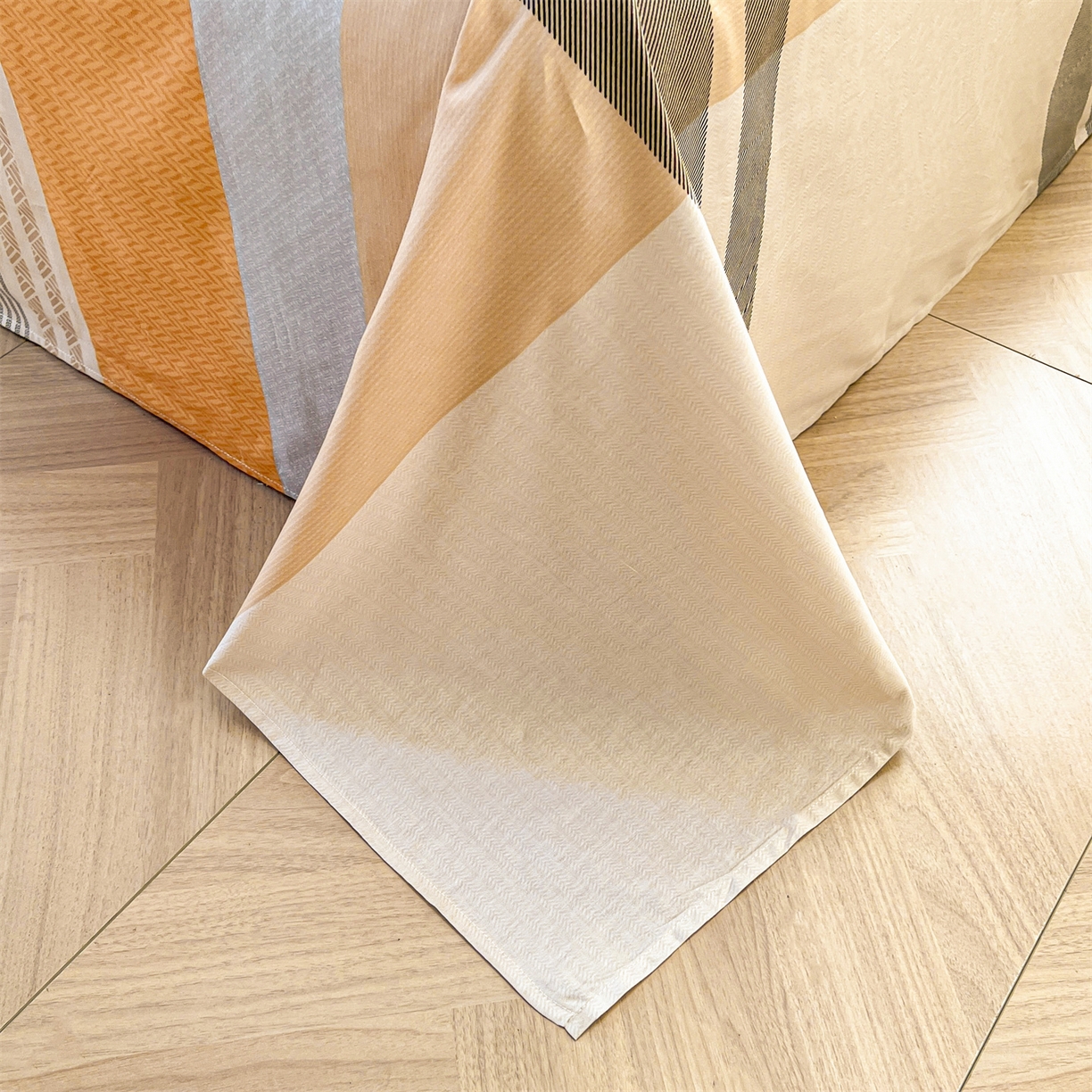 91家纺网 家纺一手货源 找家纺 珂博家纺 2026新款小碎花纯棉12868四件套全棉学生三件套场景二 曼塔罗