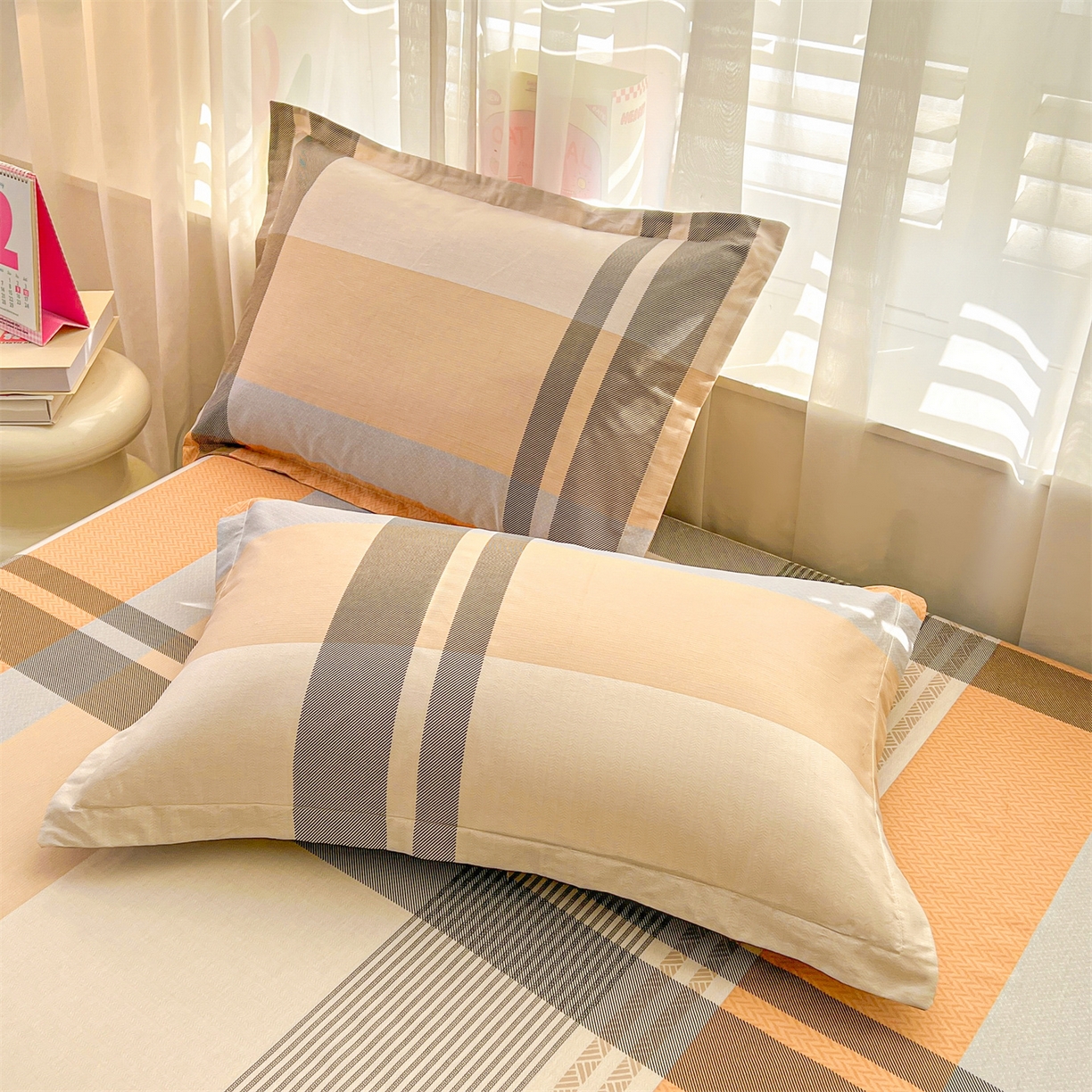 91家纺网 家纺一手货源 找家纺 珂博家纺 2026新款小碎花纯棉12868四件套全棉学生三件套场景二 曼塔罗