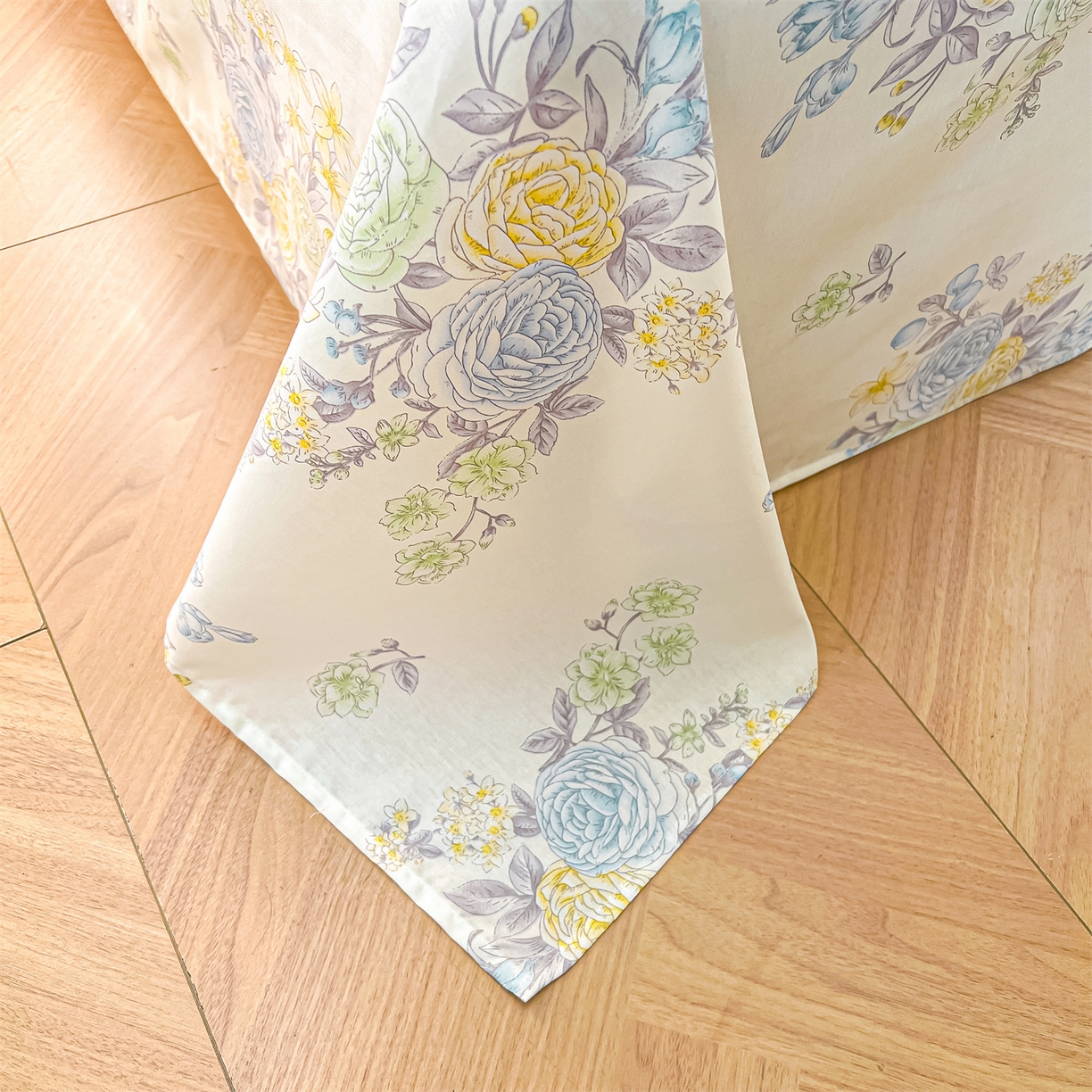 91家纺网 家纺一手货源 找家纺 珂博家纺 2026新款小碎花纯棉12868四件套全棉学生三件套场景二 晨曦花露