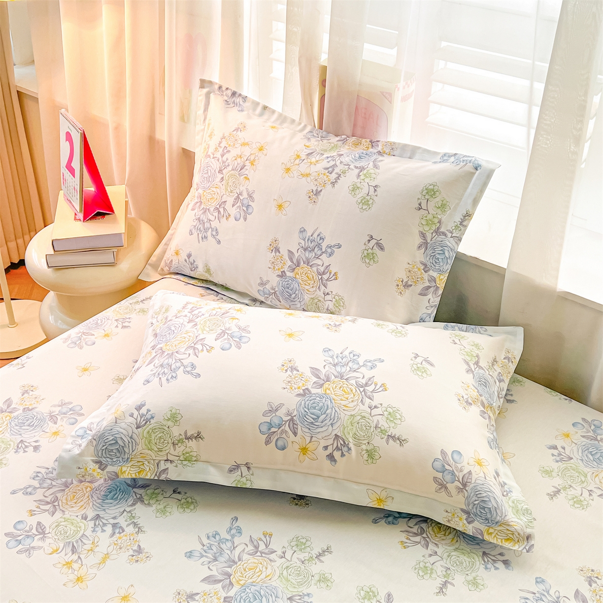 91家纺网 家纺一手货源 找家纺 珂博家纺 2026新款小碎花纯棉12868四件套全棉学生三件套场景二 晨曦花露