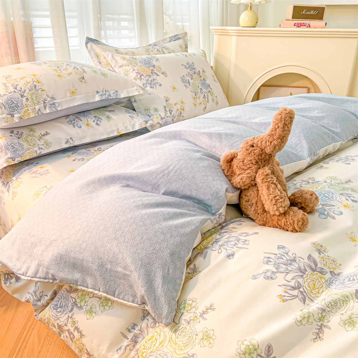 91家纺网 家纺一手货源 找家纺 珂博家纺 2026新款小碎花纯棉12868四件套全棉学生三件套场景二 晨曦花露