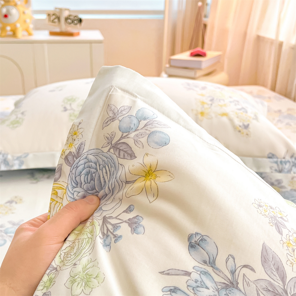 91家纺网 家纺一手货源 找家纺 珂博家纺 2026新款小碎花纯棉12868四件套全棉学生三件套场景二 晨曦花露