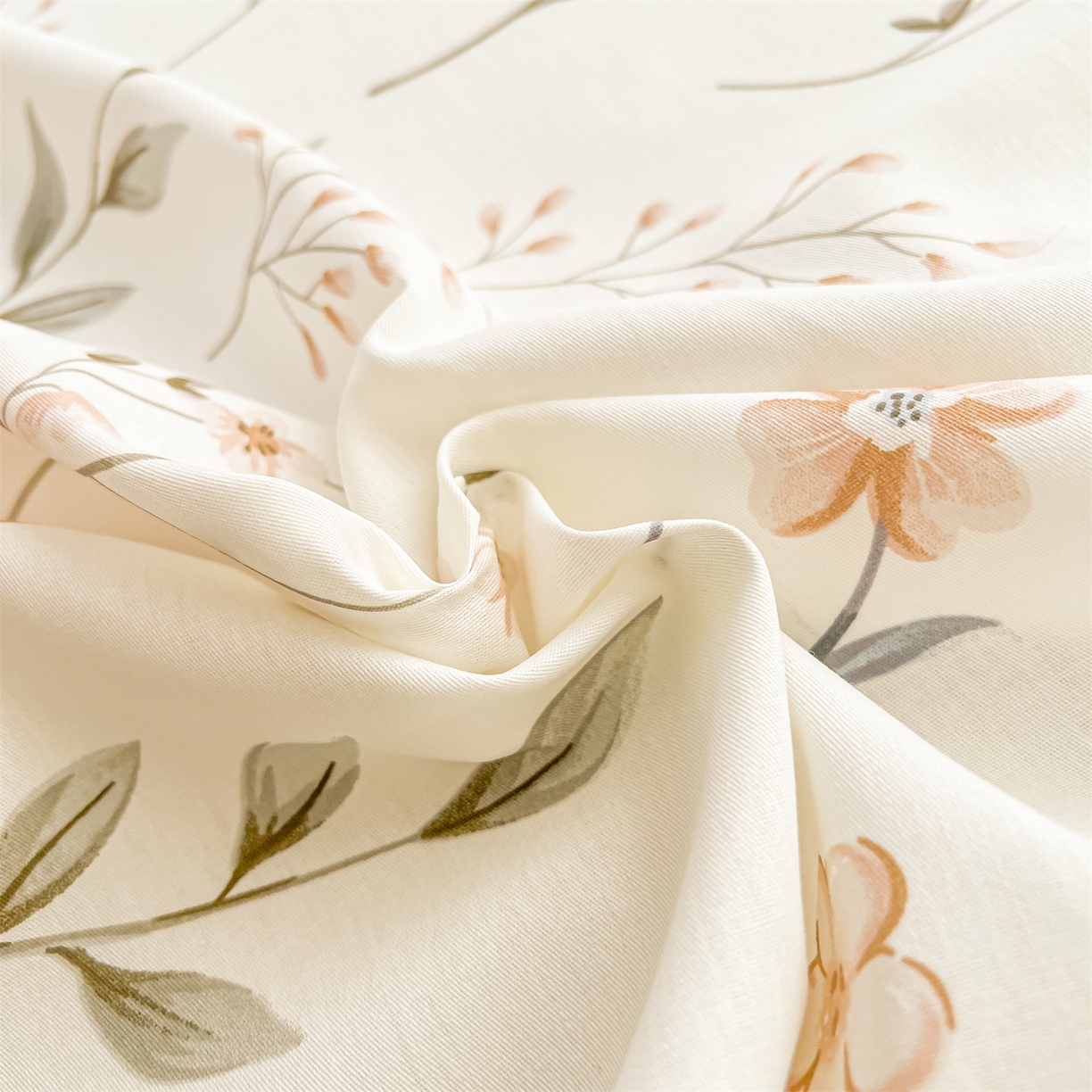 91家纺网 家纺一手货源 找家纺 珂博家纺 2026新款小碎花纯棉12868四件套全棉学生三件套场景二 花枝印象