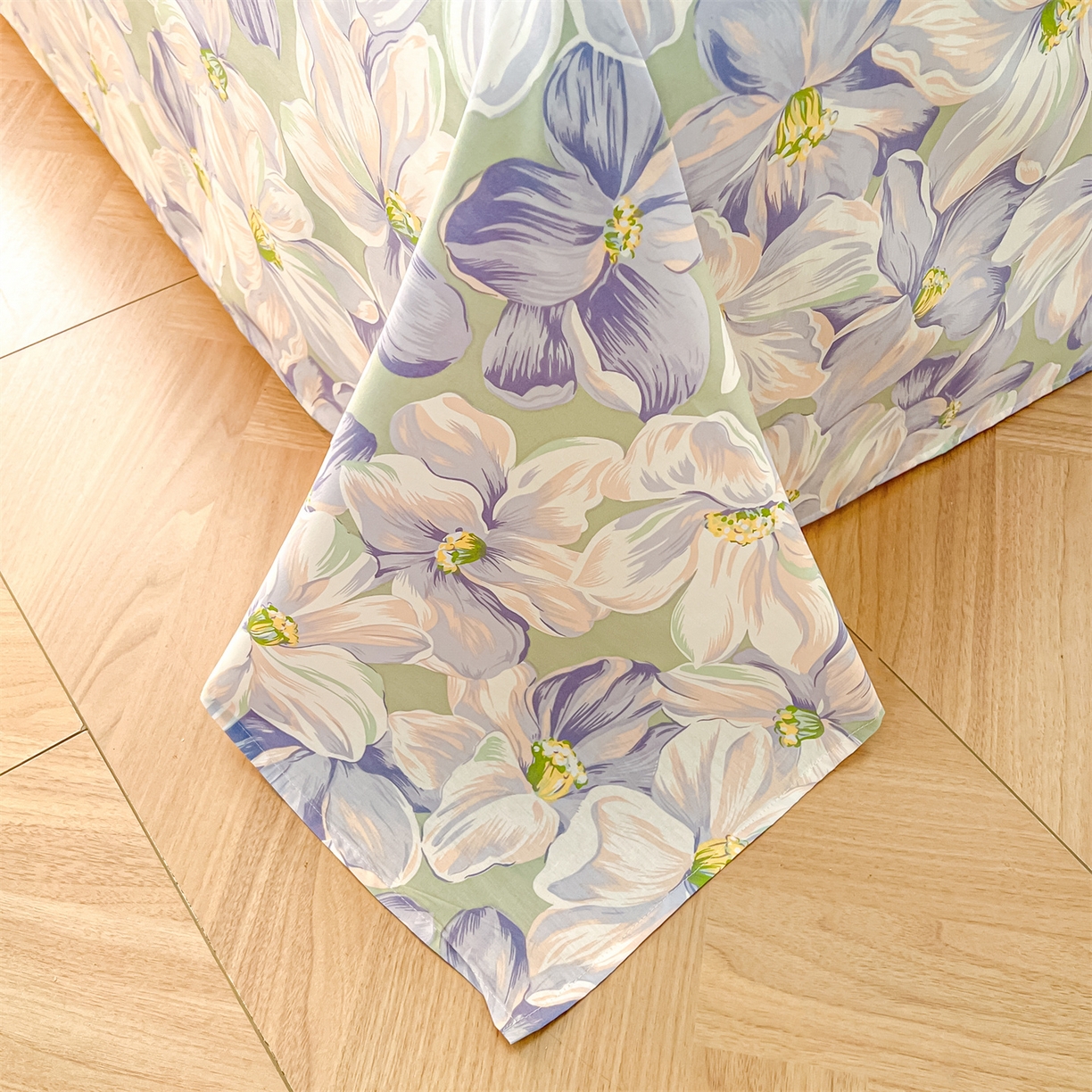 91家纺网 家纺一手货源 找家纺 珂博家纺 2026新款小碎花纯棉12868四件套全棉学生三件套场景二 梦里繁花