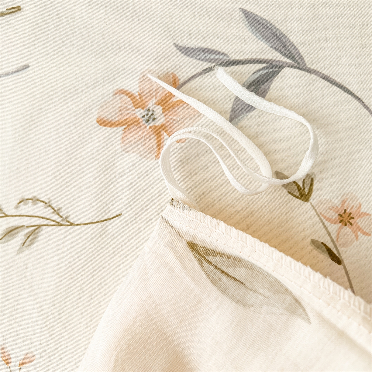 91家纺网 家纺一手货源 找家纺 珂博家纺 2026新款小碎花纯棉12868四件套全棉学生三件套场景二 花枝印象