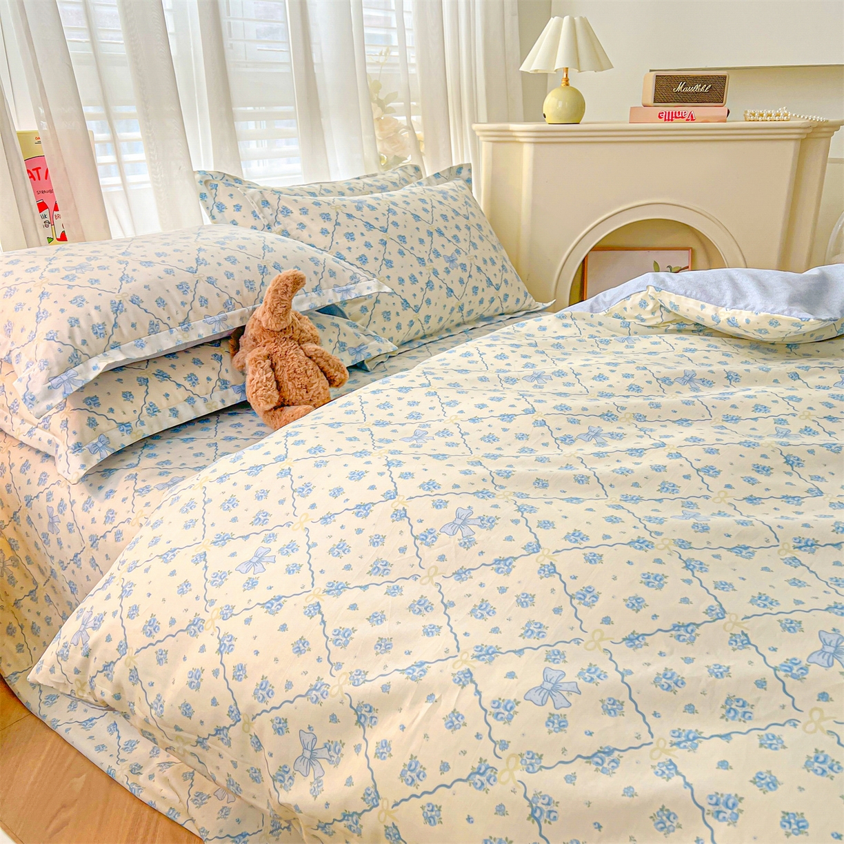 91家纺网 家纺一手货源 找家纺 珂博家纺 2026新款小碎花纯棉12868四件套全棉学生三件套场景二 浪漫满屋